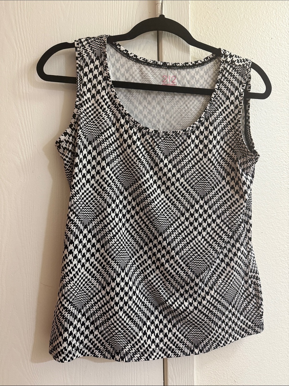 212 Collection Black & White Geometric Scoop Neck Tank